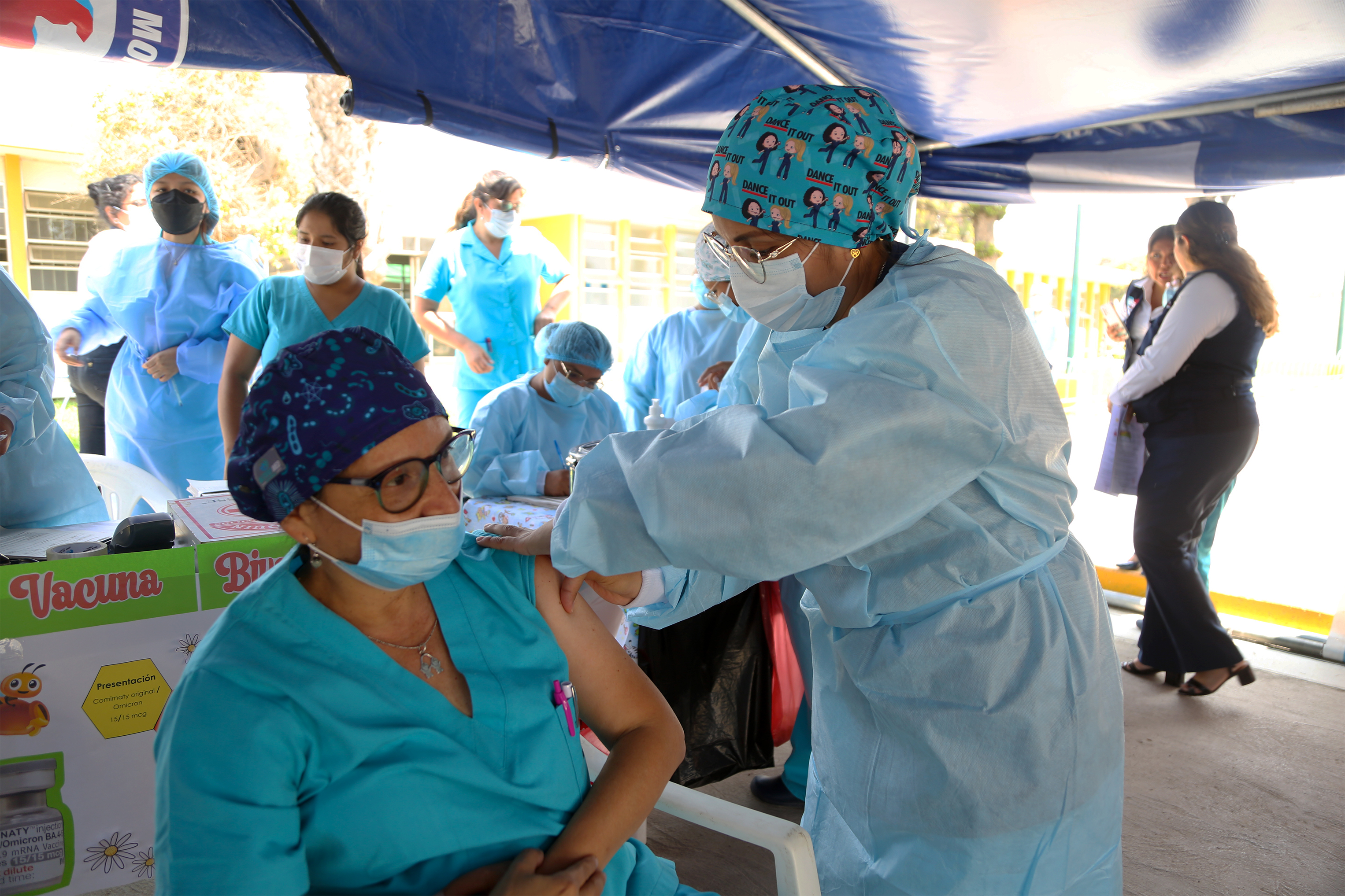 Vacuna bivalente contra el covid-19 empieza a aplicarse al personal de salud en la región Lima