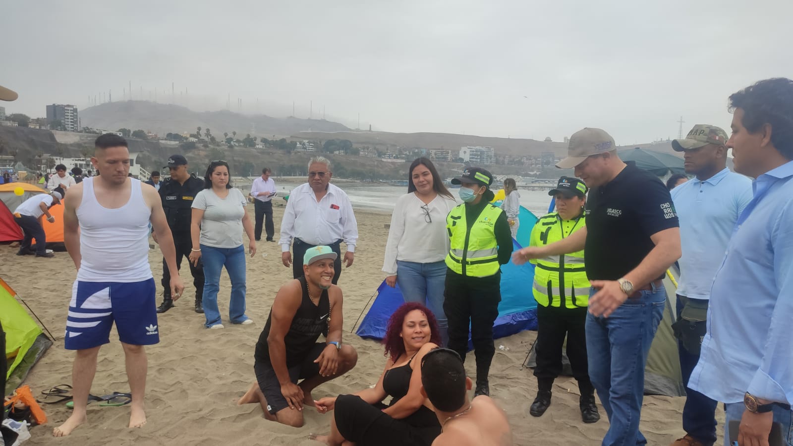 Foto de Municipalidad de Chorrillos retira a campistas que celebraron Año Nuevo en playa Agua Dulce