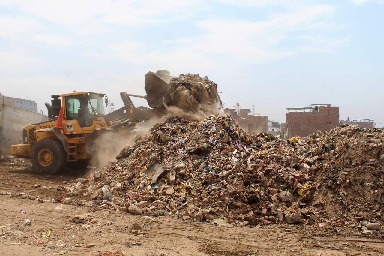 Maquinaria Municipal realizó limpieza de zonas olvidadas por años