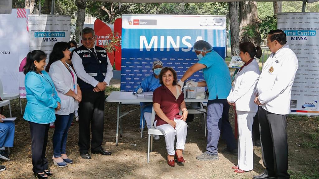 Minsa inicia la vacunación bivalente contra la covid-19 en hospitales de regiones del país-