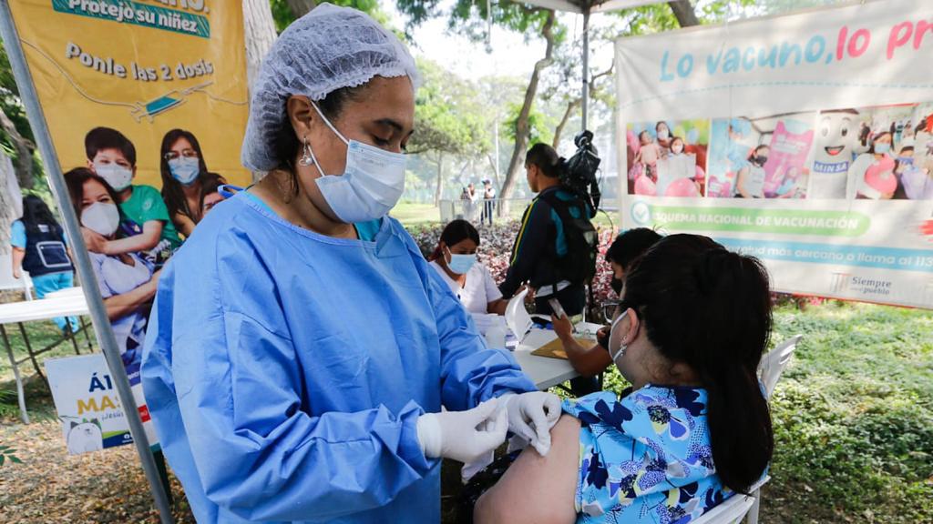Minsa inicia la vacunación bivalente contra la covid-19 en hospitales de regiones del país-