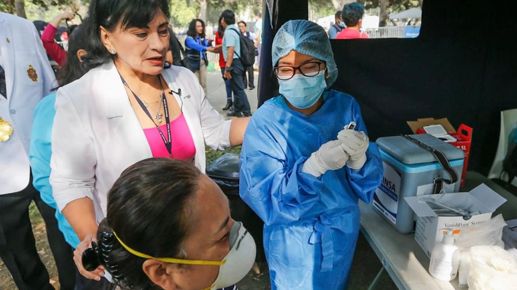 Minsa inicia la vacunación bivalente contra la covid-19 en hospitales de regiones del país-