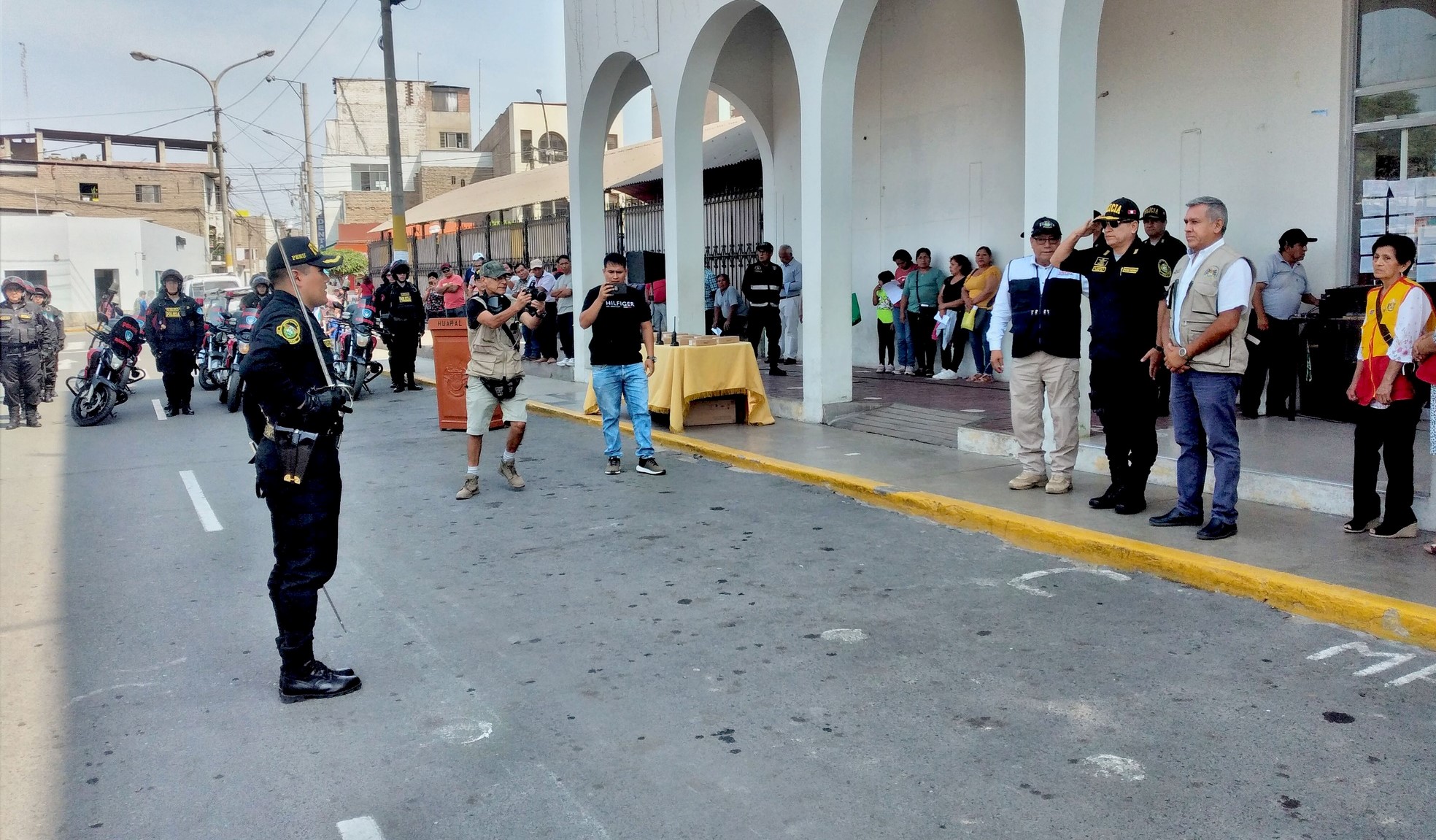 Alcalde provincial entrega equipos de comunicación a la PNP, para reforzar el trabajo de seguridad ciudadana