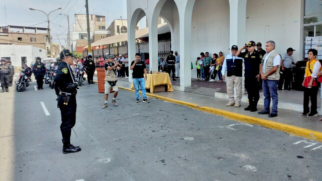 Alcalde provincial entrega equipos de comunicación a la PNP, para reforzar el trabajo de seguridad ciudadana