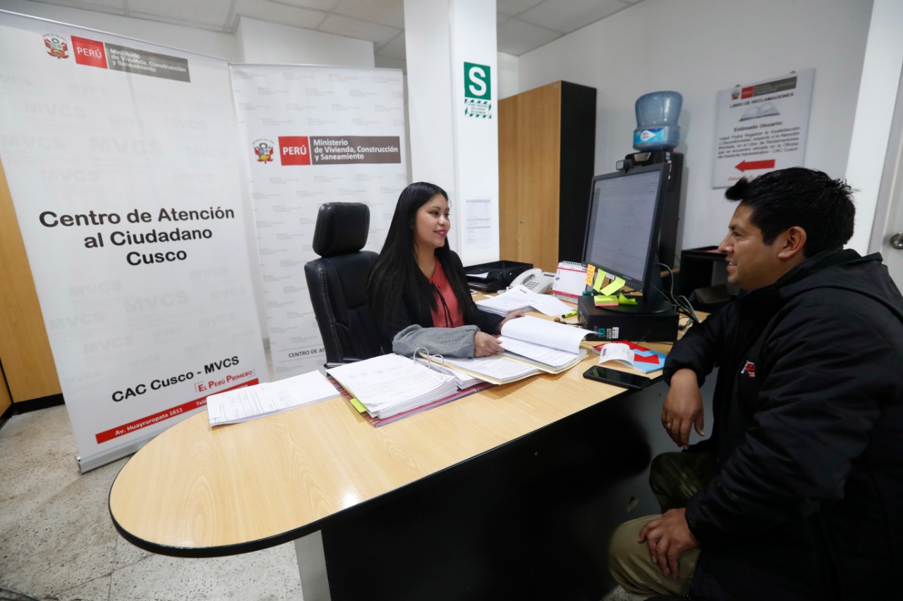 Personal del Ministerio de Vivienda atendiendo en el CAC Cusco