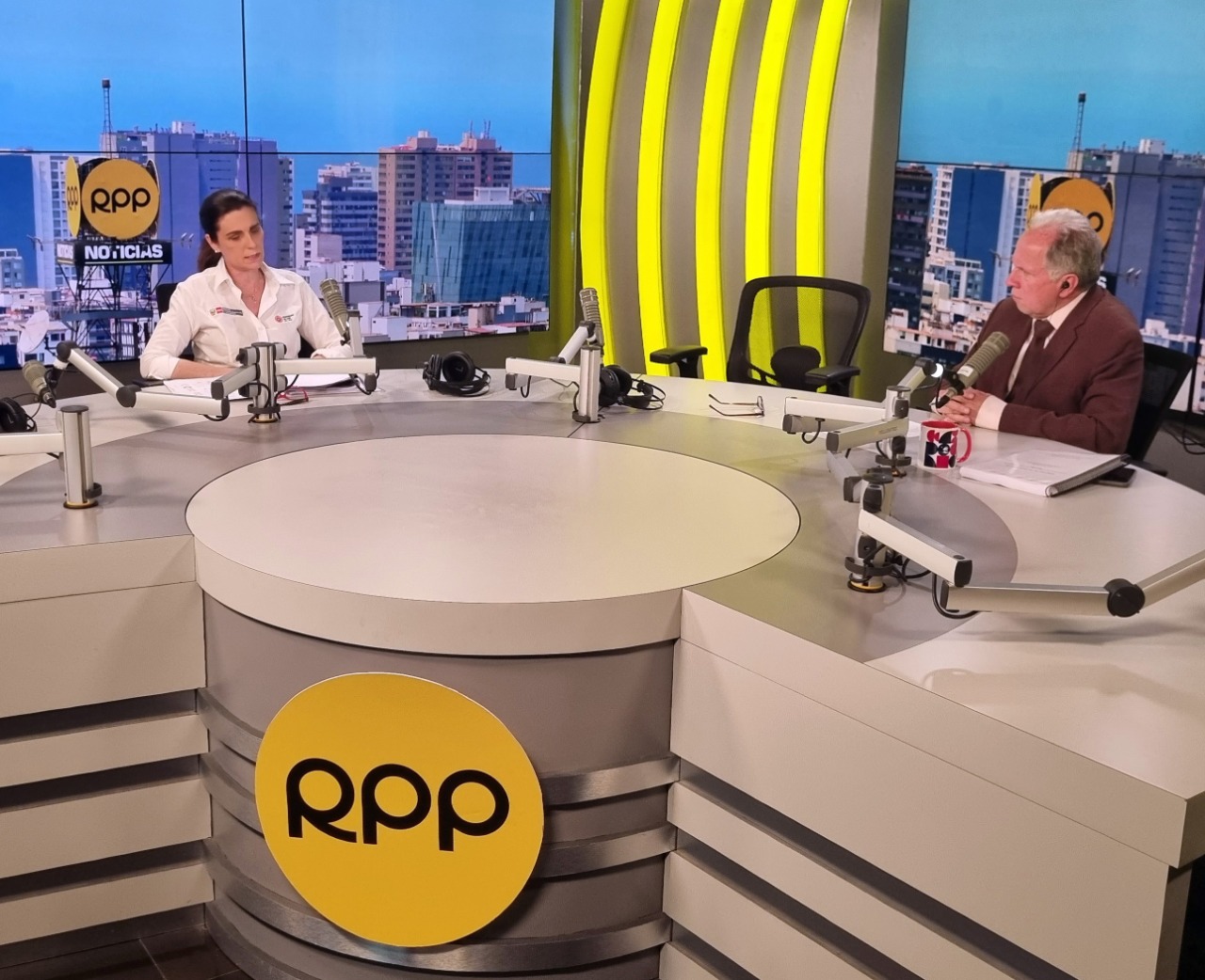 Ministra de Vivienda en el set de RPP con el periodista Fernando Carvallo