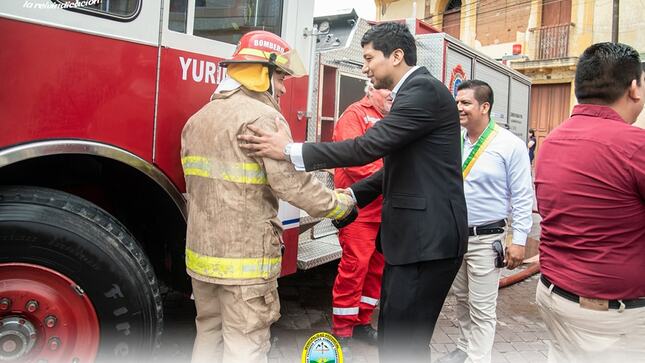 Alcalde provincial hace entrega de máquina de agua donada desde EEUU a la compañía de bomberos salvadora Yurimaguas - B85