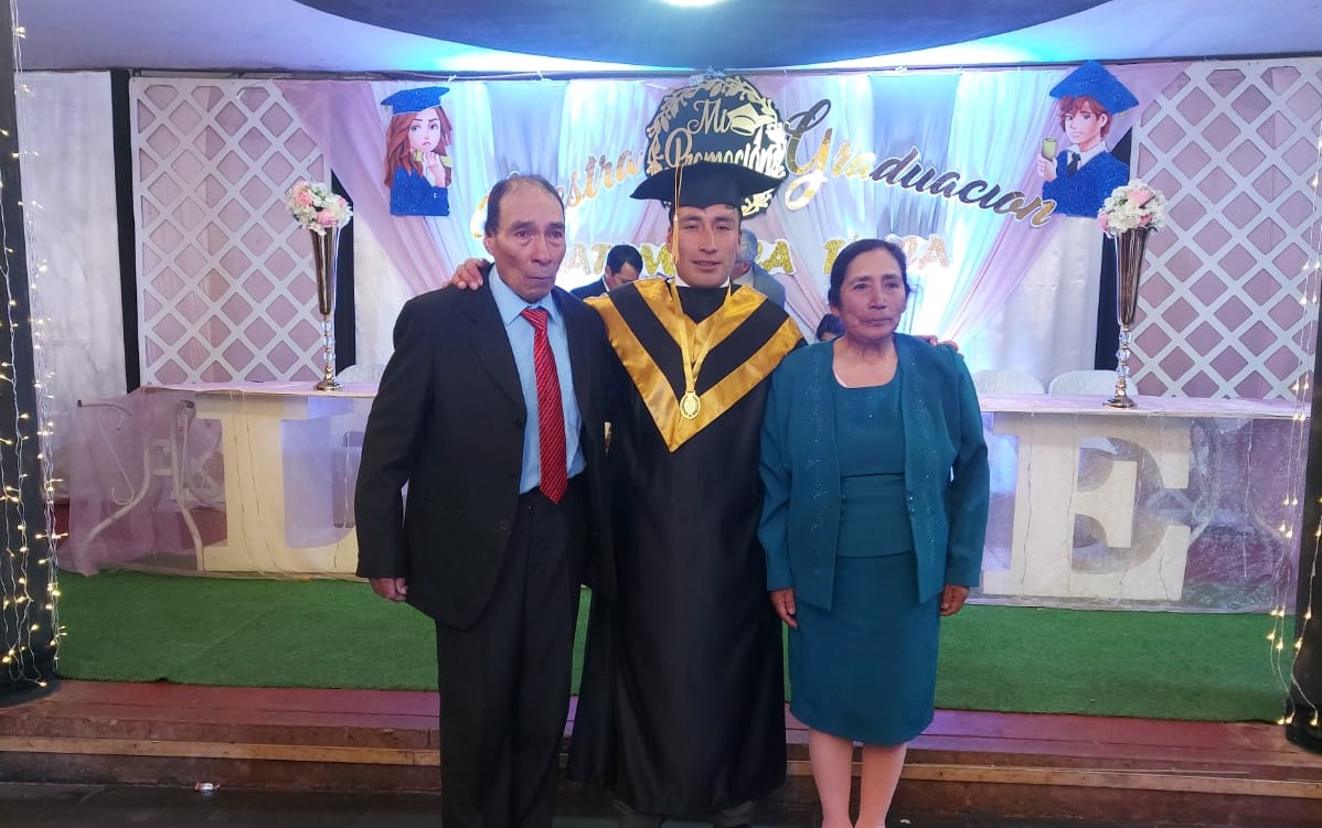 Yofre Cotrina en la ceremonia de su graduación junto a sus padres