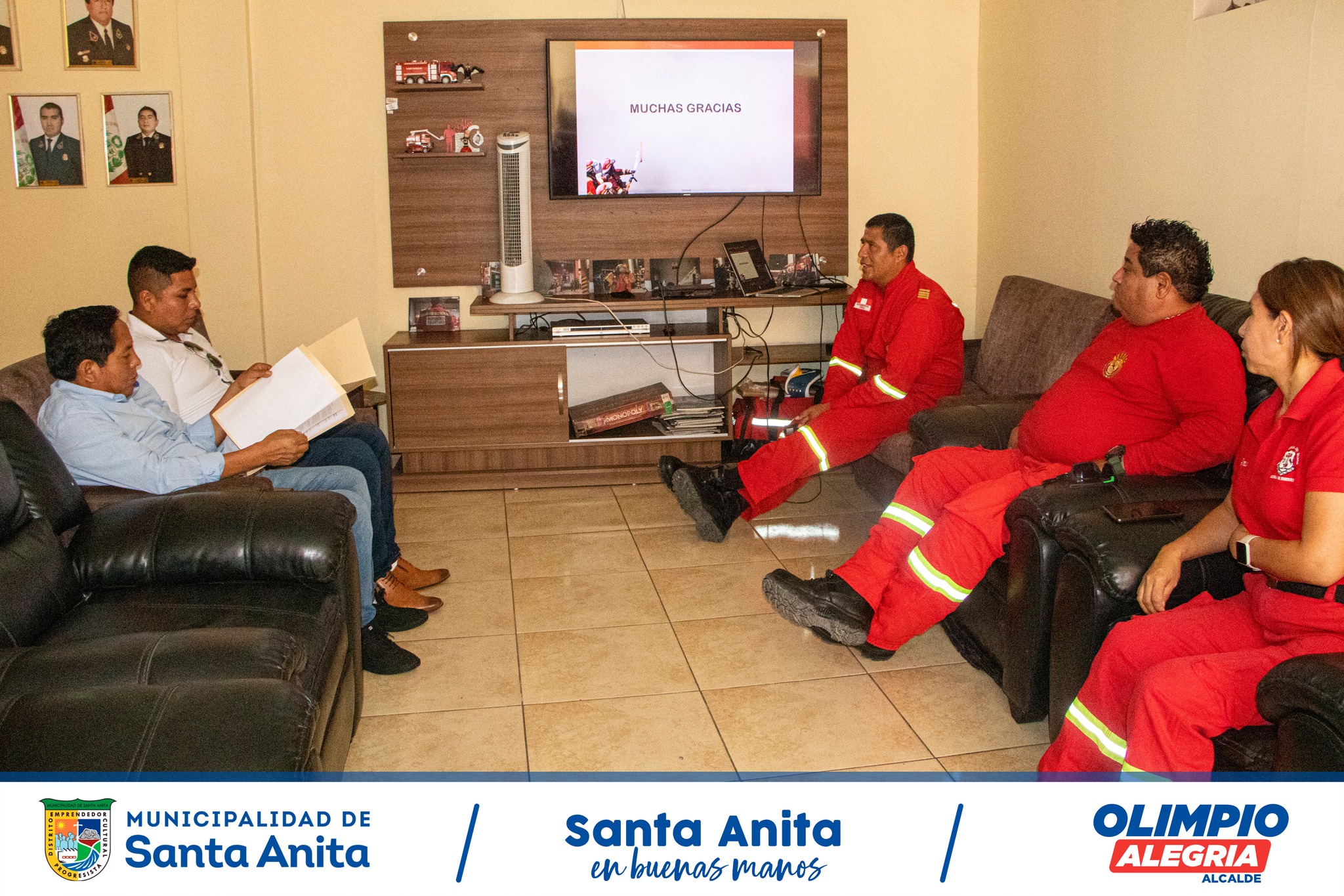 Nuestro alcalde #OlimpioAlegría visitó la compañía de Bomberos 𝐍° 𝟏𝟑𝟖 de nuestro distrito, en donde reafirmó su compromiso de trabajar ante cualquier emergencia en el beneficio de nuestros vecinos #𝐒𝐚𝐧𝐭𝐚𝐧𝐢𝐭𝐞𝐧𝐬𝐞𝐬. 👩🚒👨🚒