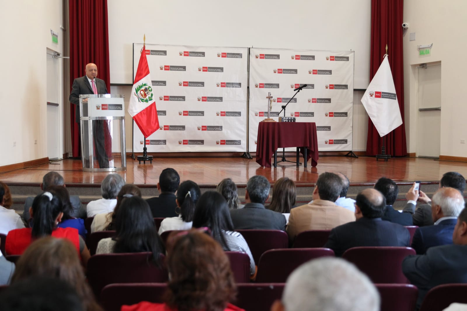 Ministro Alfonso Adrianzén Ojeda: "Hay que recuperar el clima de paz social a fin de lograr progreso y desarrollo"