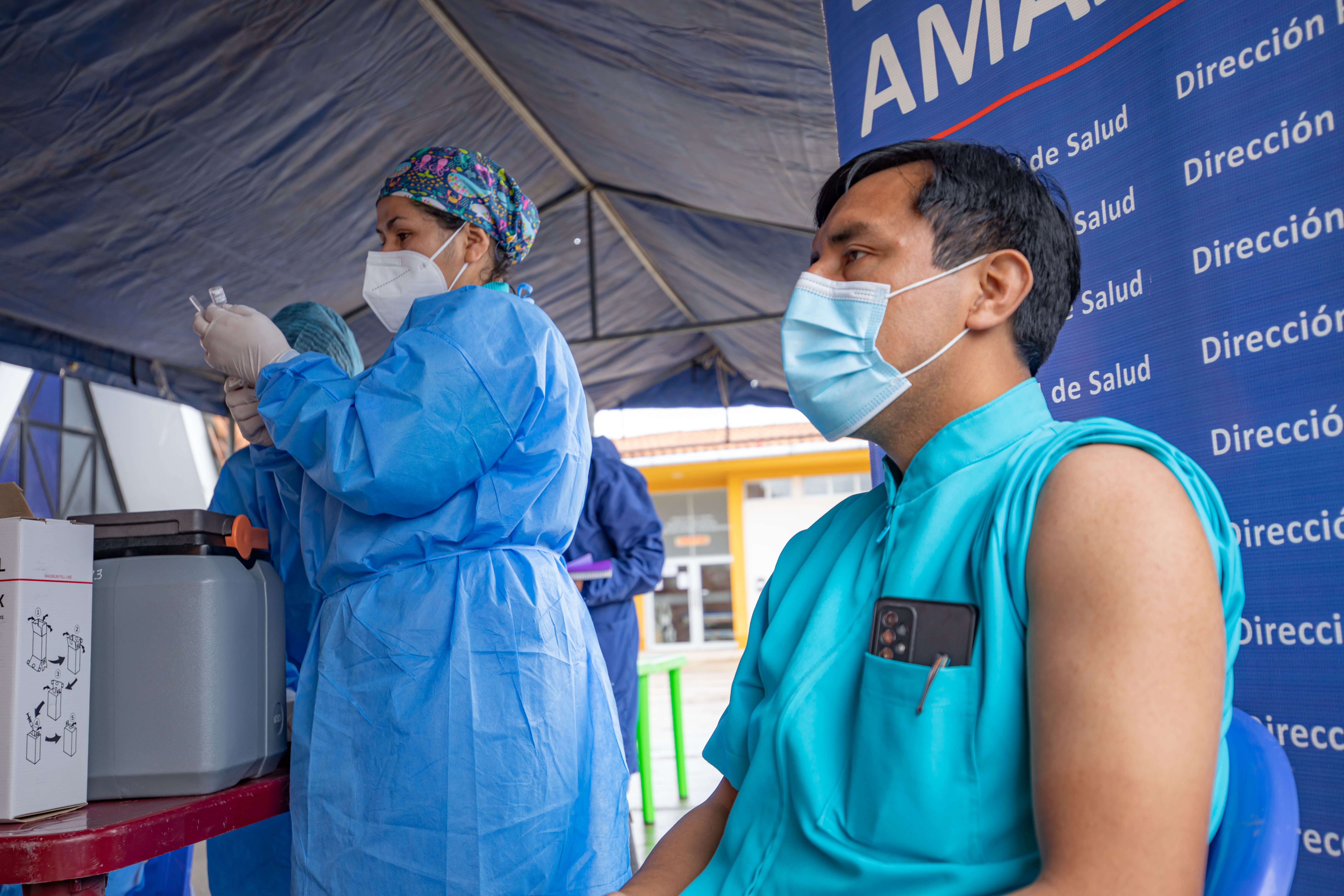 Profesionales y trabajadores del sector salud de Amazonas reciben desde hoy la dosis de la vacuna bivalente contra la covid-19.