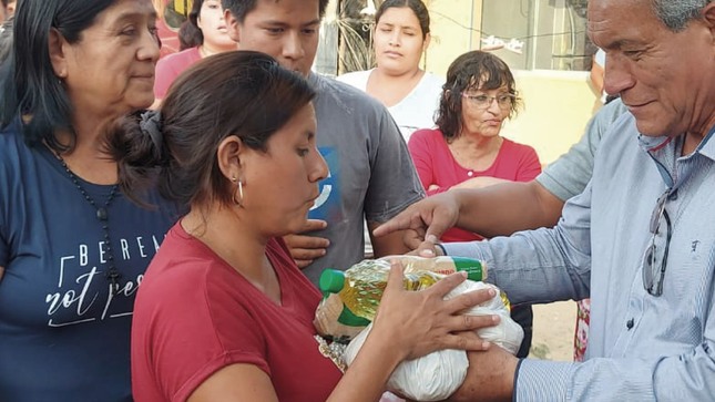 Alcalde de Sullana Ing. Marlem Mogollón y Regidores llevan ayuda a Víctimas de Incendio en Urb Popular Videnita