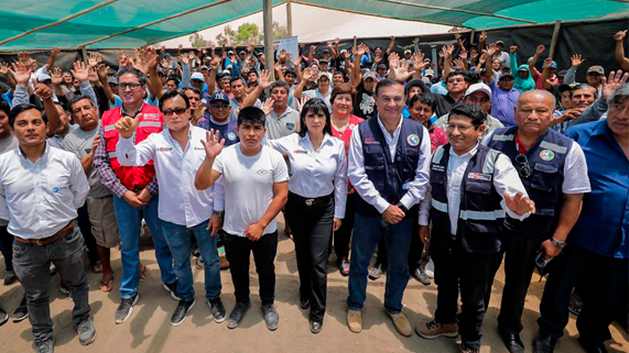 Viceministra Desilú León y asociaciones de pescadores artesanales del distrito de Aucallama, en Huaral.