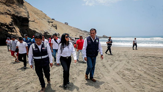 Desilú León, viceministra de Pesca y Acuicultura, y pescadores artesanales recorriendo la playa Chacraymar en Aucallama.