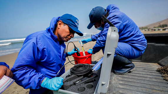 El Instituto del Mar del Perú y el Organismo Nacional de Sanidad Pesquera realizando una toma de muestras de sedimentos y de agua.