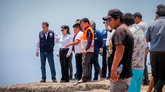 Viceministra Desilú León inspecciona la playa Chacraymar, en compañía de pescadores artesanales.