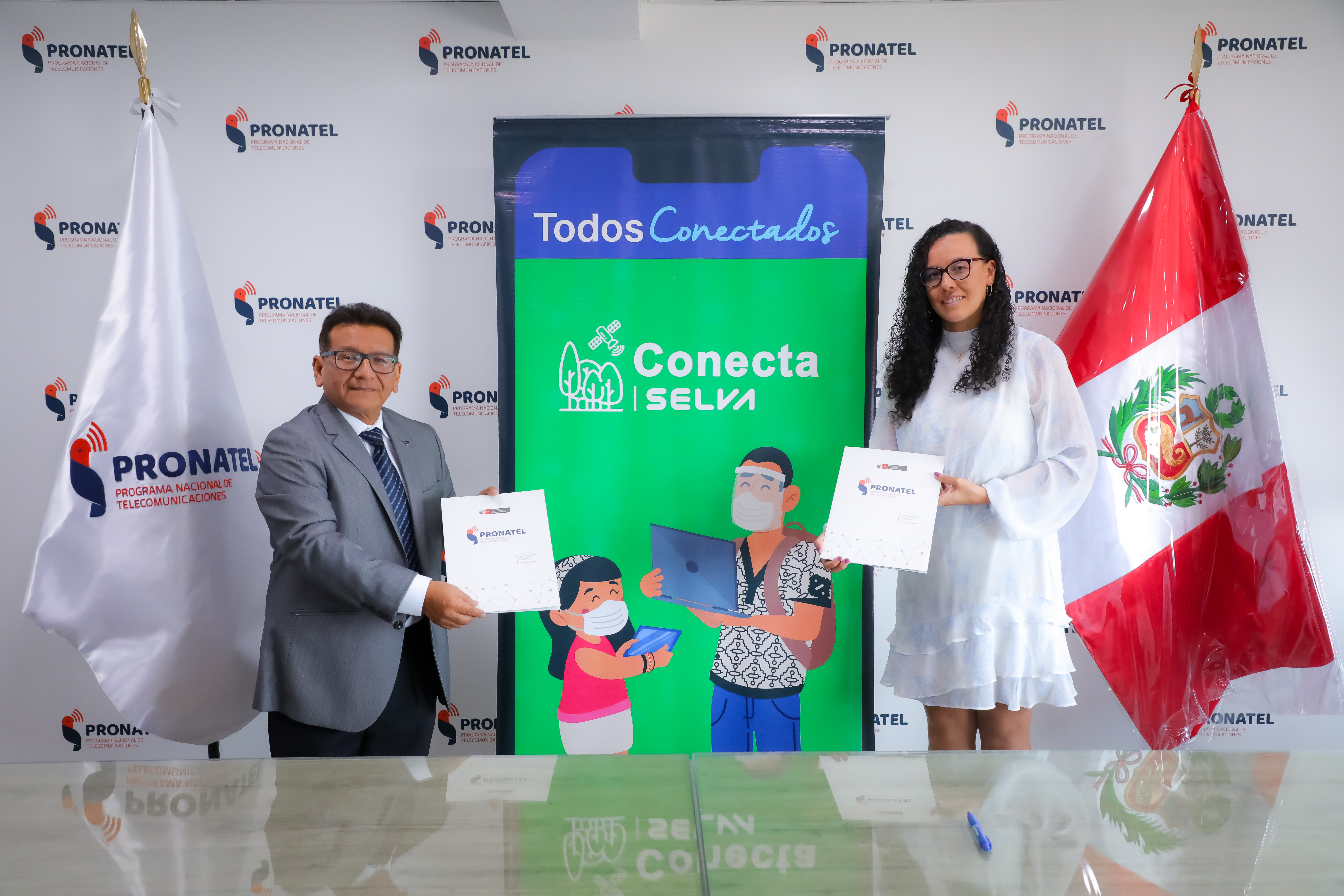 JPG del director ejecutivo de Pronatel y de la Head of Sales de Telespazzio