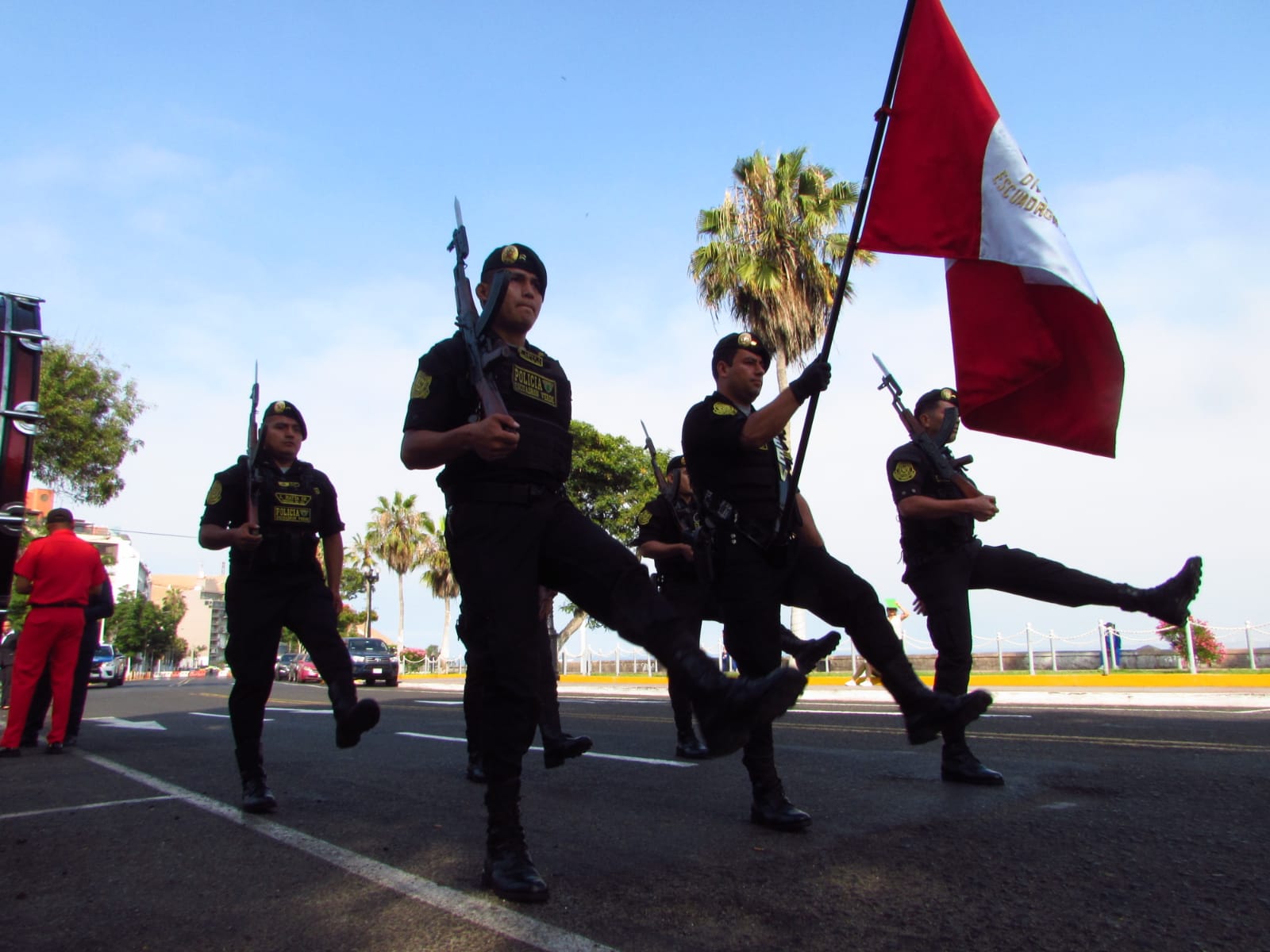 Foto Izamiento de la bandera nacional en el malecón Grau contó con la participación de la Policía, el teniente alcalde y funcionarios de la Munic