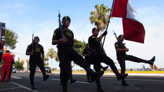 Foto Izamiento de la bandera nacional en el malecón Grau contó con la participación de la Policía, el teniente alcalde y funcionarios de la Munic