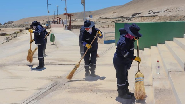 #𝗣𝗹𝗮𝘆𝗮𝘀 🌊 | Provistos de escobas, recogedores, carretillas y bolsas de basura, el personal de la Municipalidad Distrital de Ite, inició con la limpieza de las playas Arena Blanca y La Meca. 