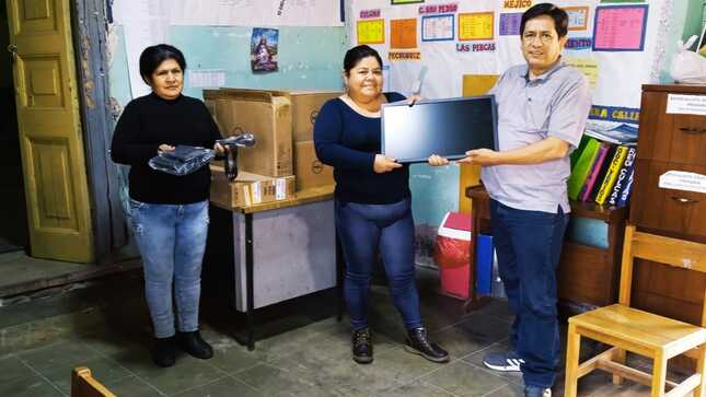 Los equipos tecnológicos son recibidos por las trabajadoras del Núcleo.