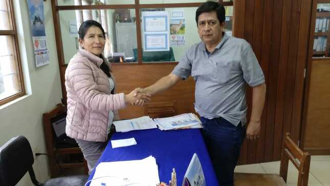 Director de UGEL Chulucanas junto a la directora de la I.E. Túpac Amaru, Prof. Adelicia Berrú Córdova.