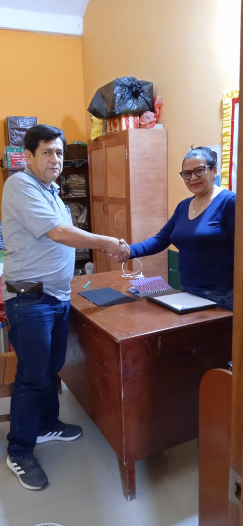 Director de UGEL Chulucanas junto a la directora de la I.E. 108 Telmo Vegas Julca, Prof. Lidia Córdova Saavedra.