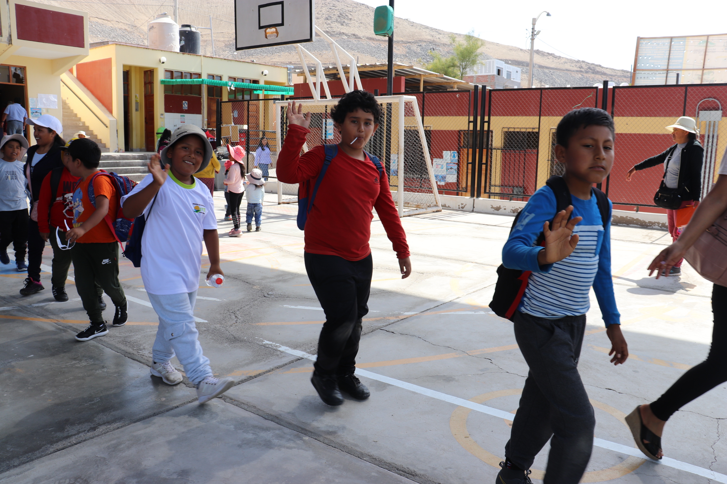 #𝗜𝘁𝗲𝗘𝘀𝗘𝗱𝘂𝗰𝗮𝗰𝗶𝗼́𝗻 👩🏫   hoy cientos de niños se dieron cita en la I.E. José Carlos Mariátegui para asistir a su primer día en los talleres de matemática y comunicación.