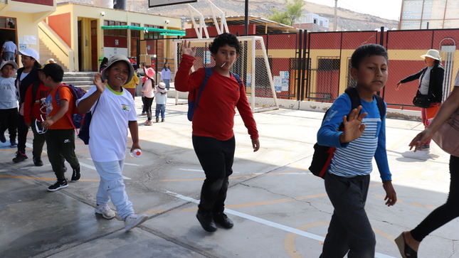 #𝗜𝘁𝗲𝗘𝘀𝗘𝗱𝘂𝗰𝗮𝗰𝗶𝗼́𝗻 👩🏫   hoy cientos de niños se dieron cita en la I.E. José Carlos Mariátegui para asistir a su primer día en los talleres de matemática y comunicación.