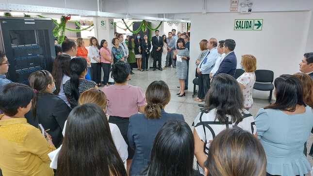 Presidenta de la CSJLE en diálogo con el personal administrativo.