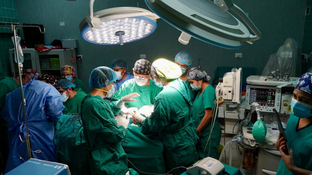 Médicos del Hospital Nacional Hipólito Unanue lograron reconstruir la mandíbula de un joven de 28 años
