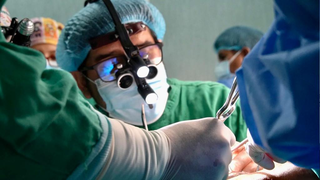 Médicos del Hospital Nacional Hipólito Unanue lograron reconstruir la mandíbula de un joven de 28 años