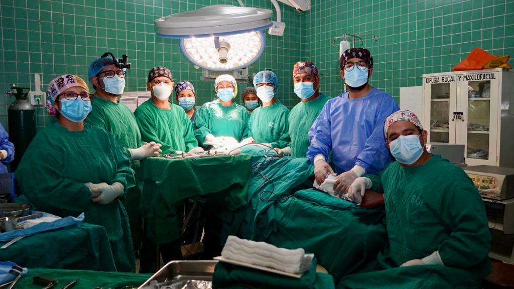 Médicos del Hospital Nacional Hipólito Unanue lograron reconstruir la mandíbula de un joven de 28 años