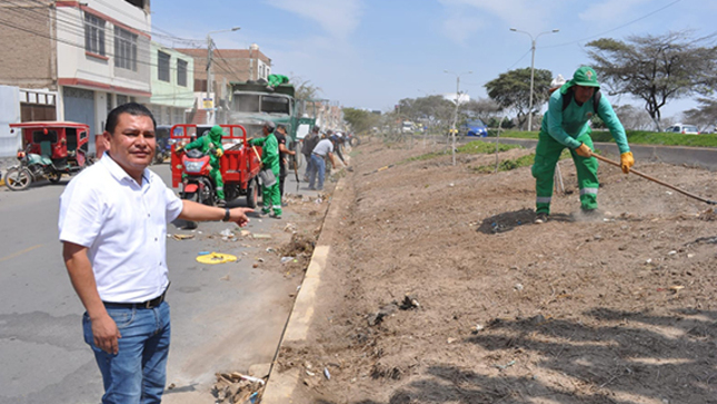 Alcalde supervisando limpieza pública