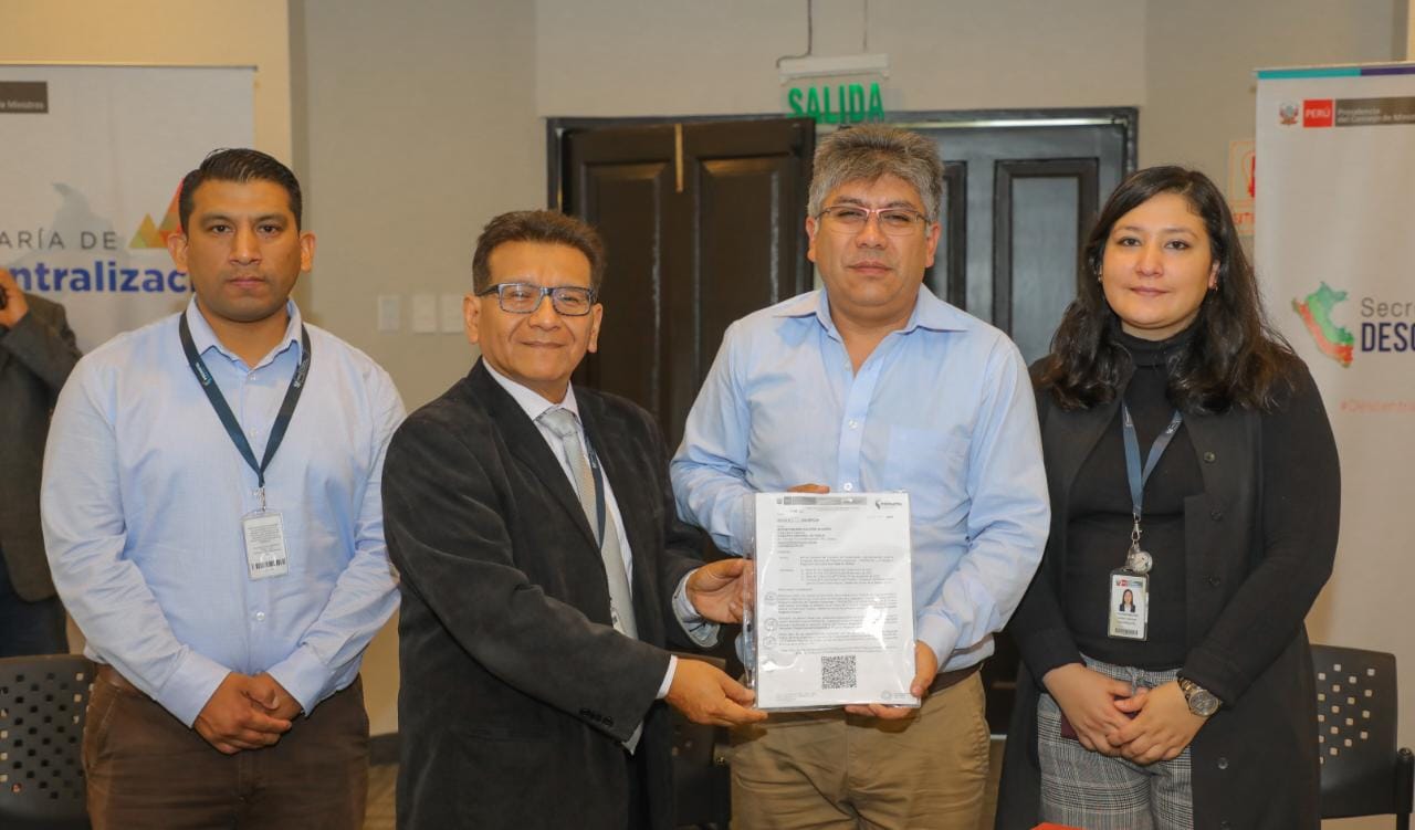 jpg del director ejecutivo de Pronatel y del gobernador regional de Cusco