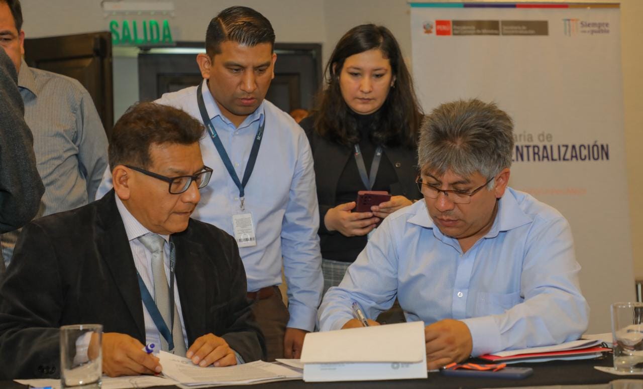 jpg del director ejecutivo de Pronatel y del gobernador regional de Cusco