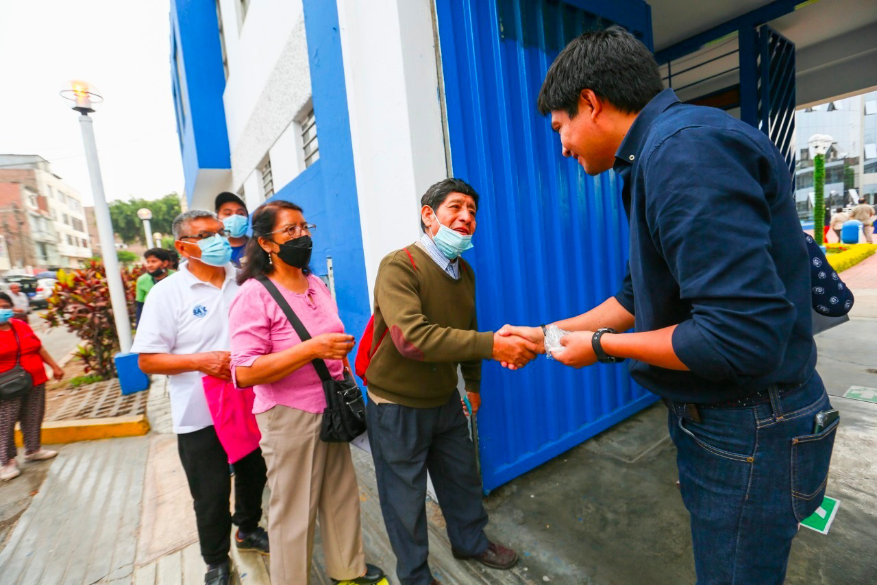 “¡Vamos a ponernos a chambear!” Alcalde abrió personalmente las puertas de la municipalidad