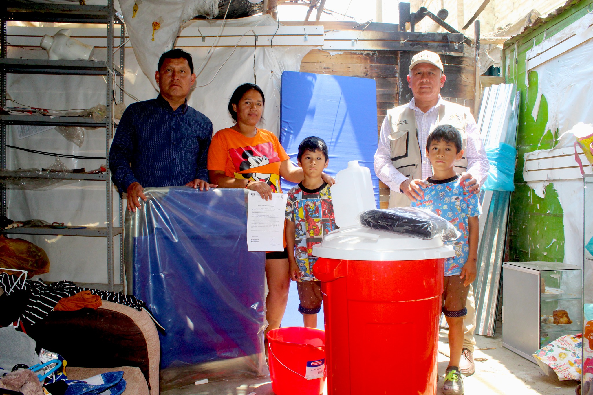 Alcalde Fernando Cárdenas entrega ayuda humanitaria a dos familias damnificadas por incendio en Palpa - Aucallama