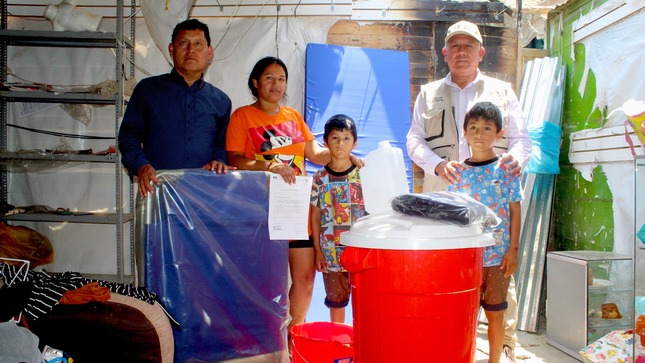 Alcalde Fernando Cárdenas entrega ayuda humanitaria a dos familias damnificadas por incendio en Palpa - Aucallama