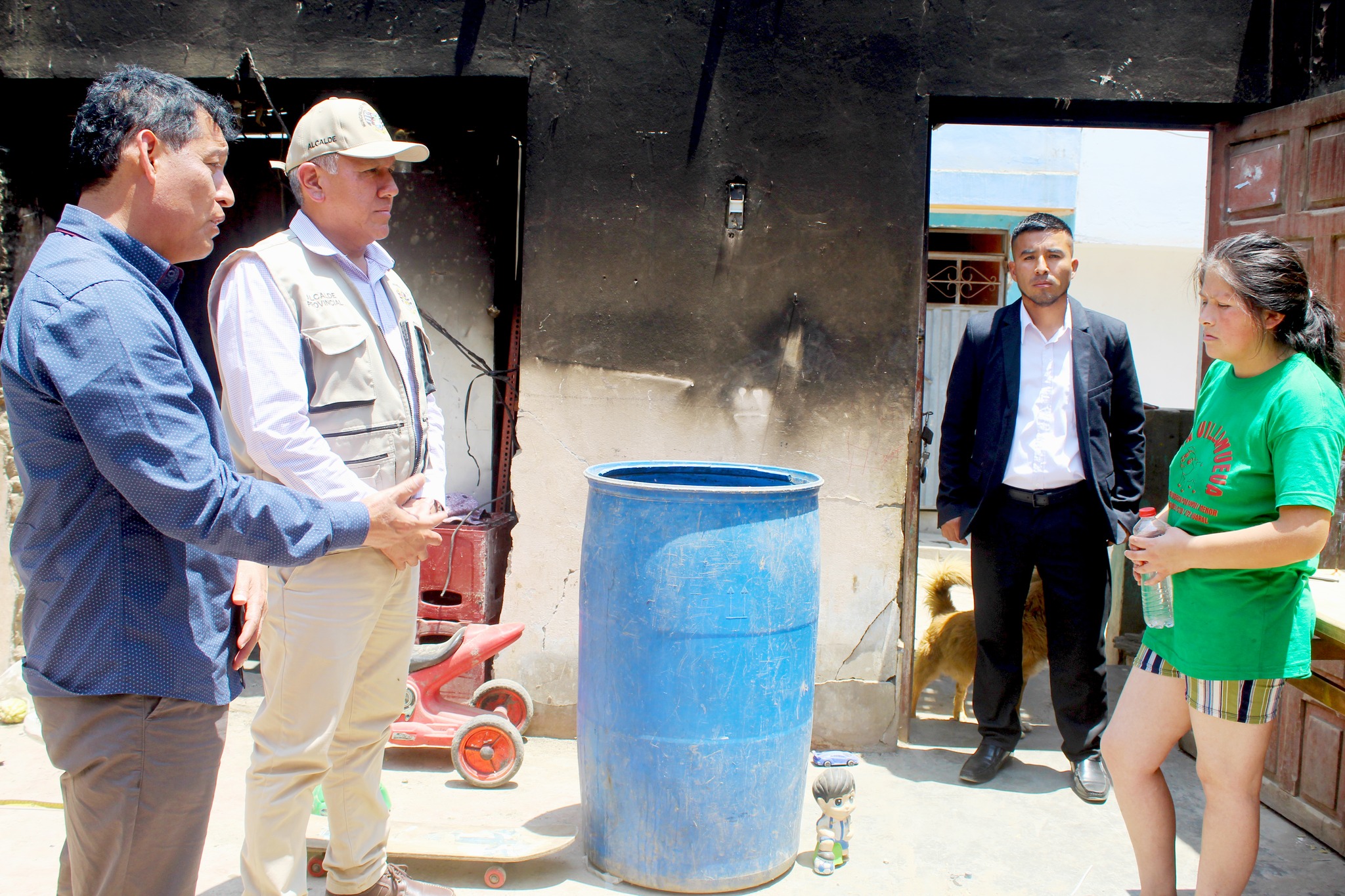 Alcalde Fernando Cárdenas entrega ayuda humanitaria a dos familias damnificadas por incendio en Palpa - Aucallama