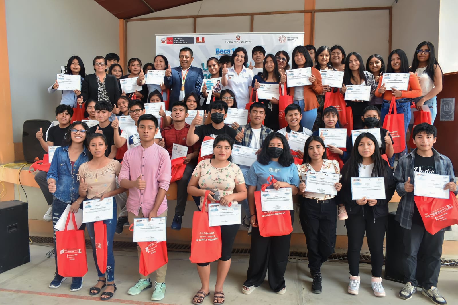 Reconocimiento a beneficiarios del programa Beca 18