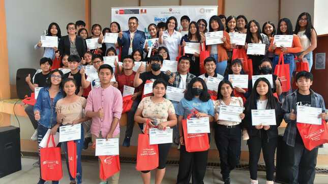 Reconocimiento a beneficiarios del programa Beca 18