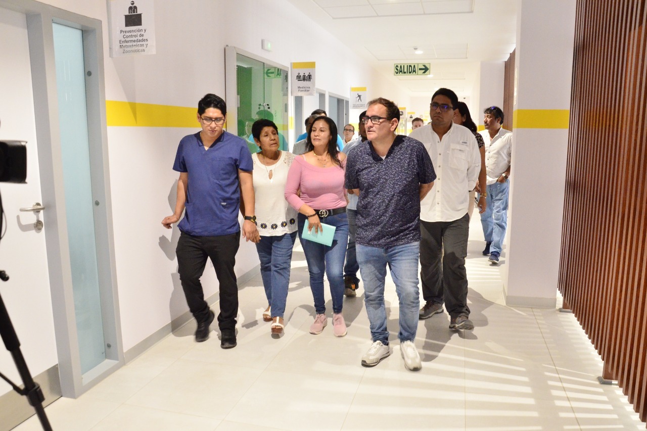 Alcalde visitó moderno centro de salud