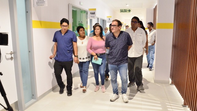 Alcalde visitó moderno centro de salud
