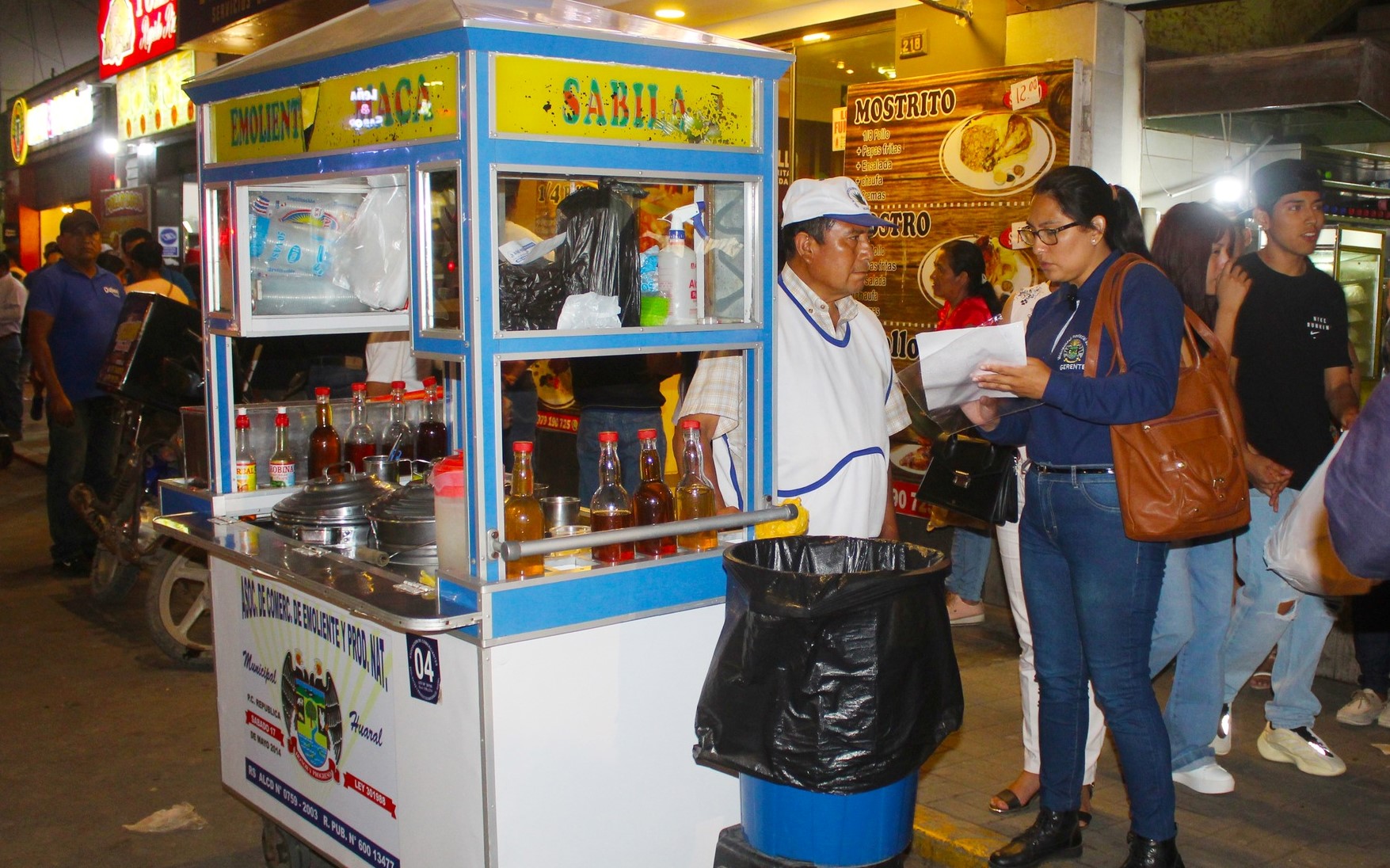 La Municipalidad de Huaral realizó esta noche un operativo de sensibilización dirigido a los emolienteros del centro de ciudad.