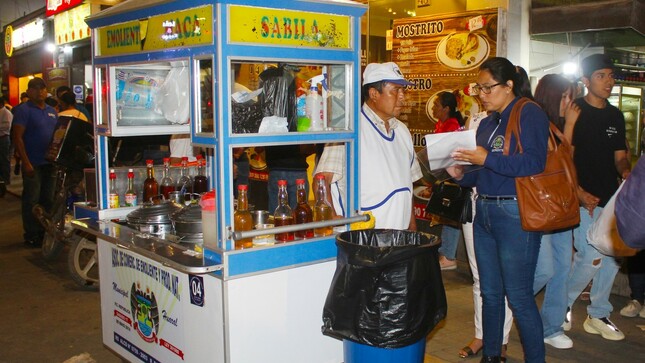 La Municipalidad de Huaral realizó esta noche un operativo de sensibilización dirigido a los emolienteros del centro de ciudad.