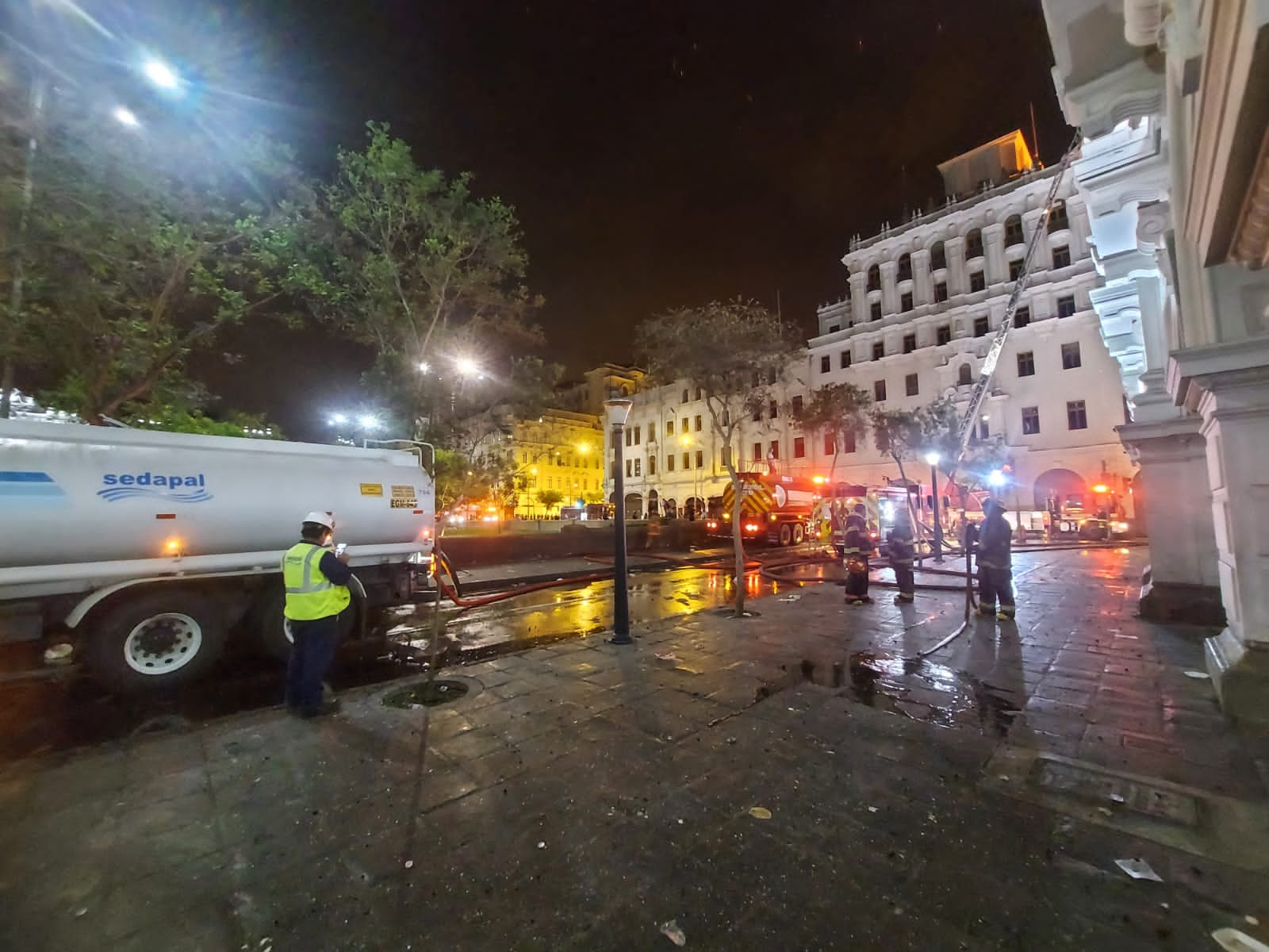 Imagen de la cisterna de Sedapal llegando a atender el incendio en jr. Carabaya