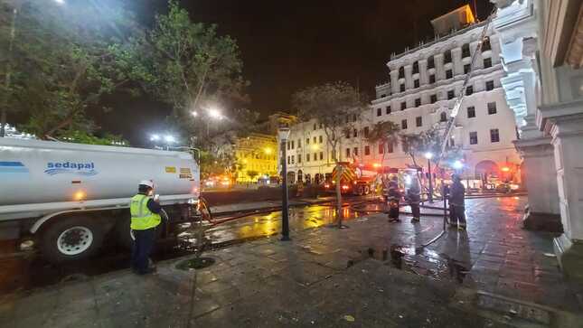 Imagen de la cisterna de Sedapal llegando a atender el incendio en jr. Carabaya