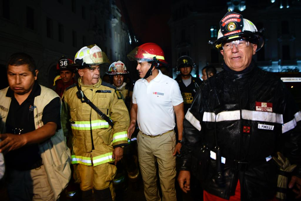 Ministro supervisa labor de bomberos en incendio en casona del centro de Lima