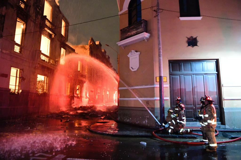 Ministro supervisa labor de bomberos en incendio en casona del centro de Lima